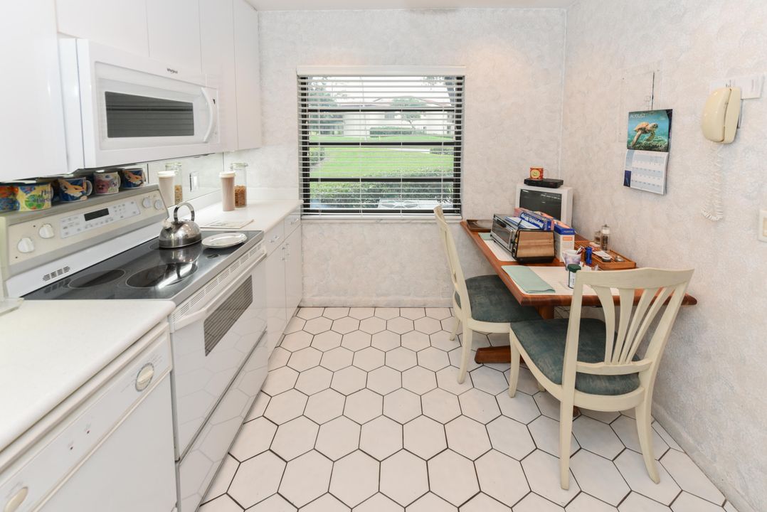 For Sale: $295,000 (2 beds, 2 baths, 1216 Square Feet)