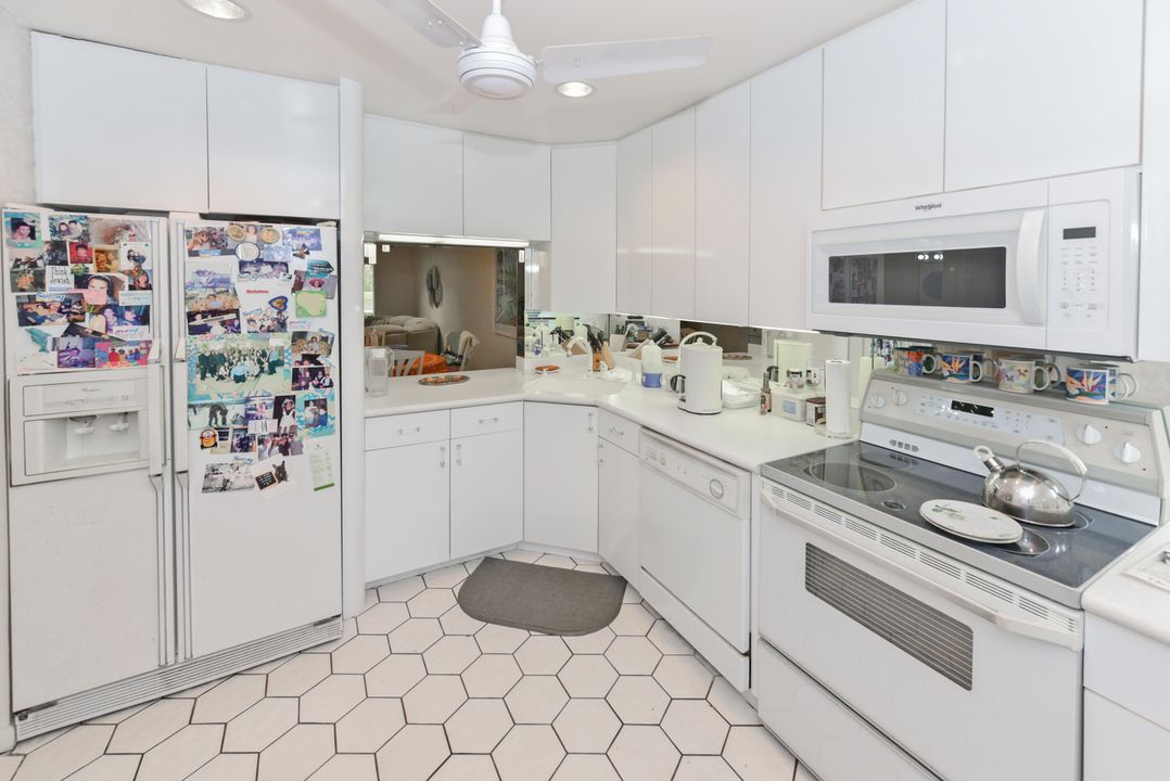 For Sale: $295,000 (2 beds, 2 baths, 1216 Square Feet)