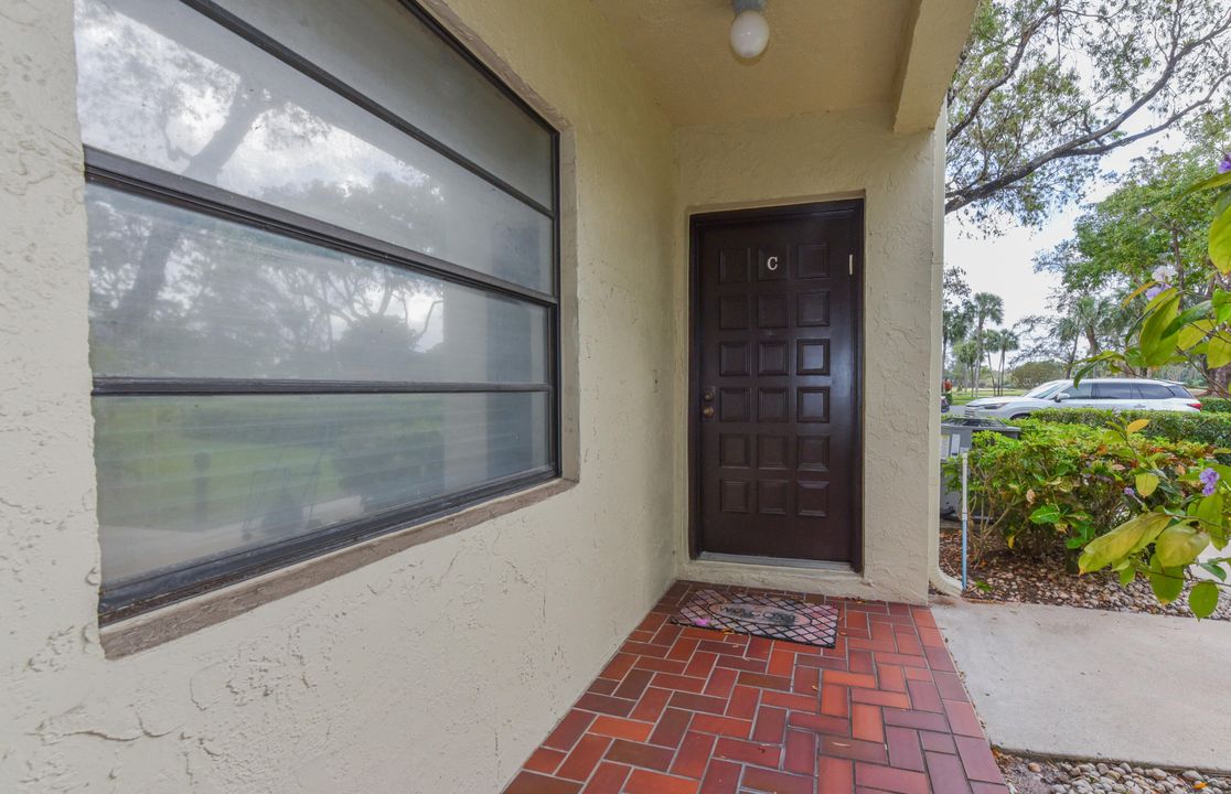 For Sale: $295,000 (2 beds, 2 baths, 1216 Square Feet)