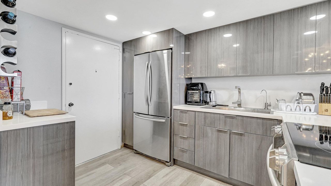 For Sale: $460,000 (1 beds, 1 baths, 832 Square Feet)