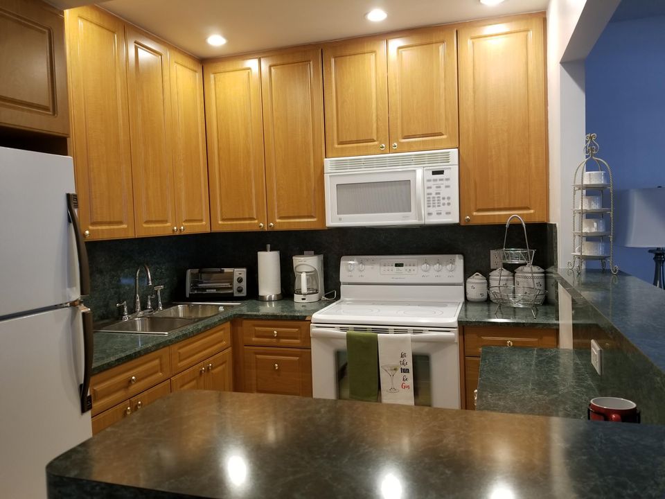 For Rent: $1,900 (1 beds, 1 baths, 637 Square Feet)