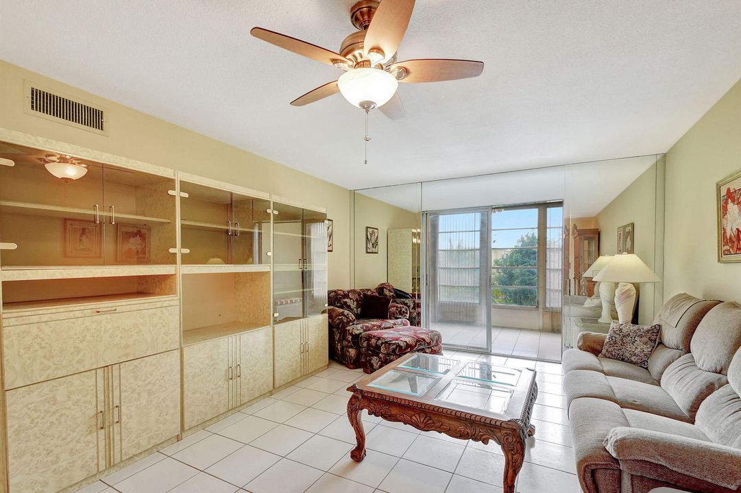 For Sale: $123,000 (2 beds, 2 baths, 982 Square Feet)