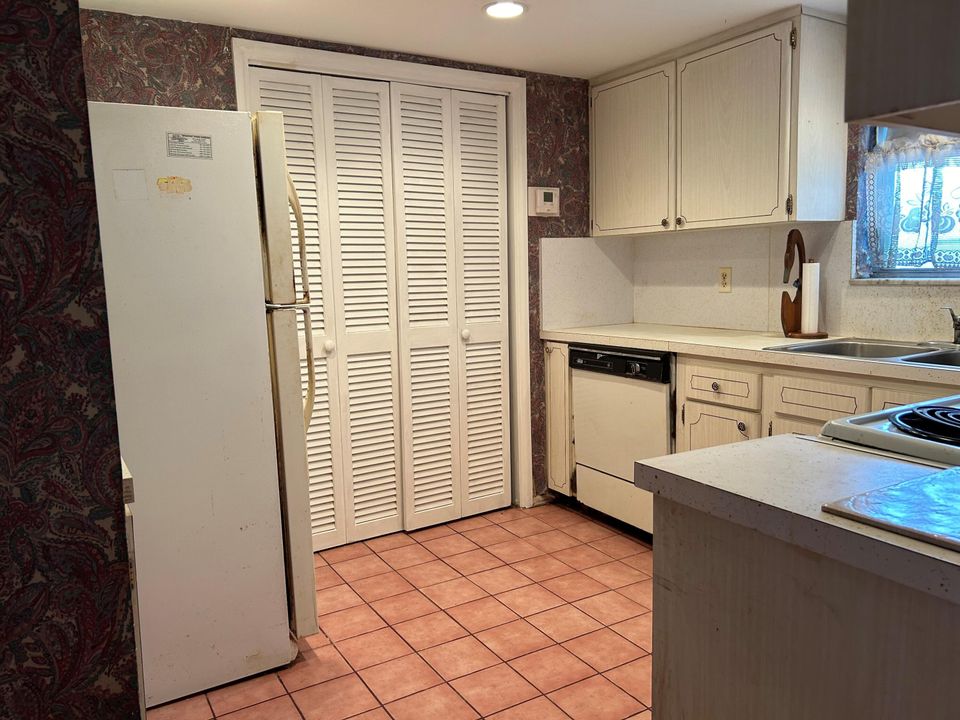 For Sale: $125,000 (2 beds, 1 baths, 1010 Square Feet)