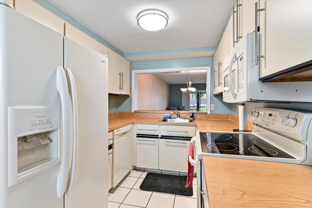 For Sale: $173,900 (2 beds, 2 baths, 1360 Square Feet)