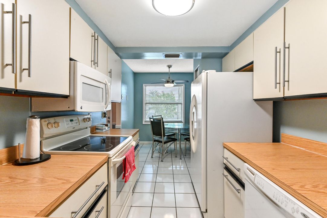 For Sale: $173,900 (2 beds, 2 baths, 1360 Square Feet)