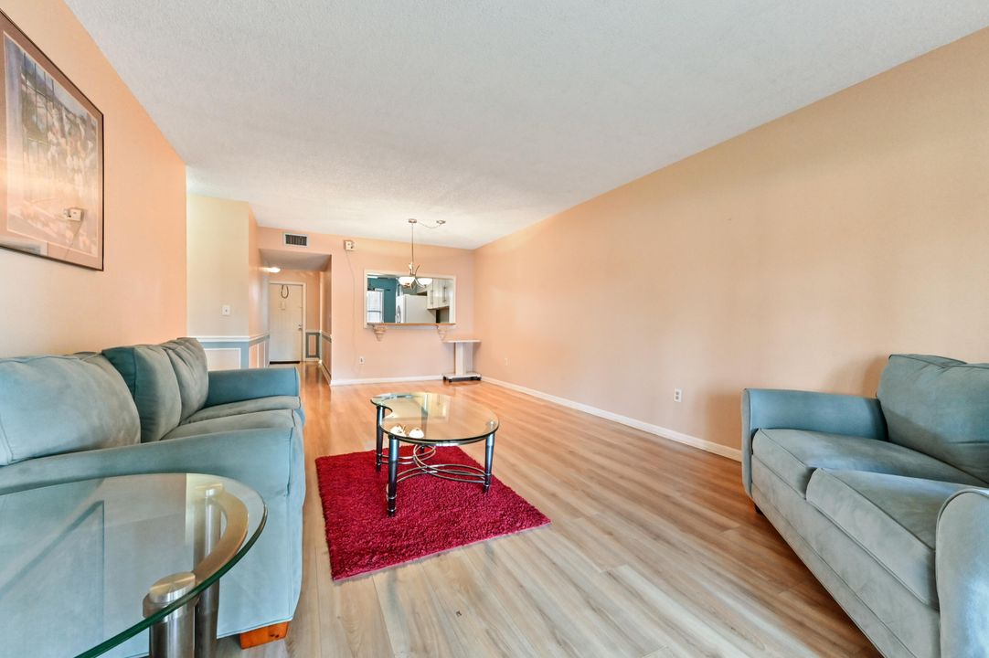 For Sale: $173,900 (2 beds, 2 baths, 1360 Square Feet)