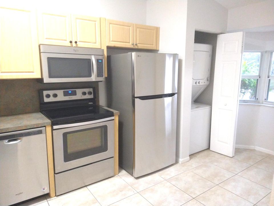 For Sale: $222,000 (2 beds, 2 baths, 910 Square Feet)