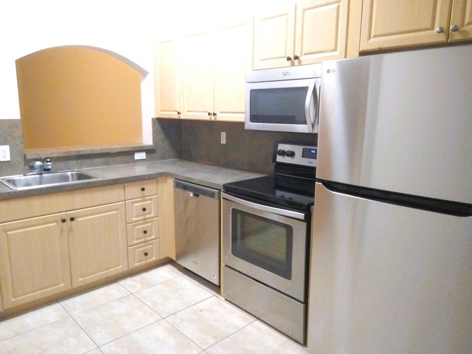 For Sale: $222,000 (2 beds, 2 baths, 910 Square Feet)