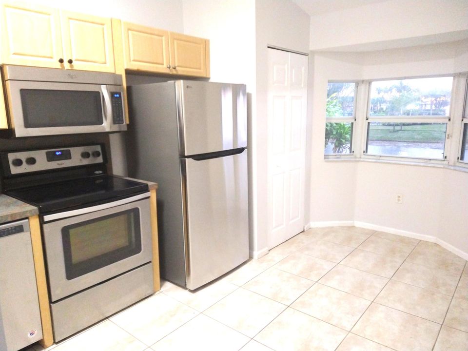 For Sale: $222,000 (2 beds, 2 baths, 910 Square Feet)