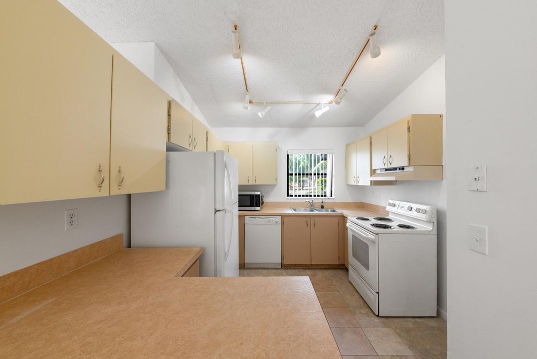 For Sale: $399,000 (3 beds, 2 baths, 1232 Square Feet)