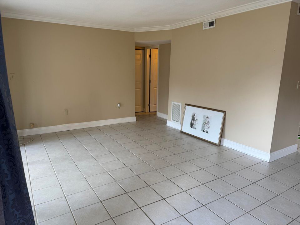 For Rent: $1,800 (1 beds, 1 baths, 711 Square Feet)