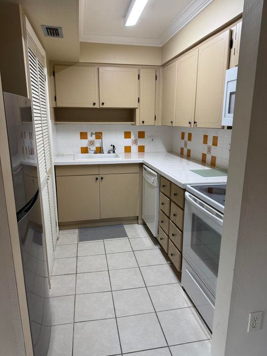 For Rent: $1,800 (1 beds, 1 baths, 711 Square Feet)