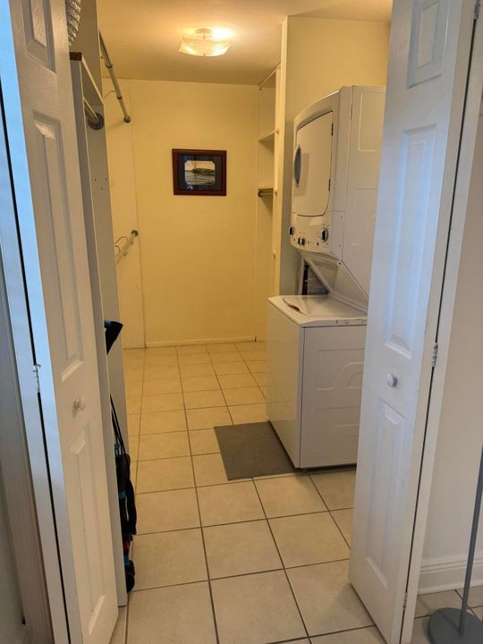 For Rent: $1,800 (1 beds, 1 baths, 711 Square Feet)