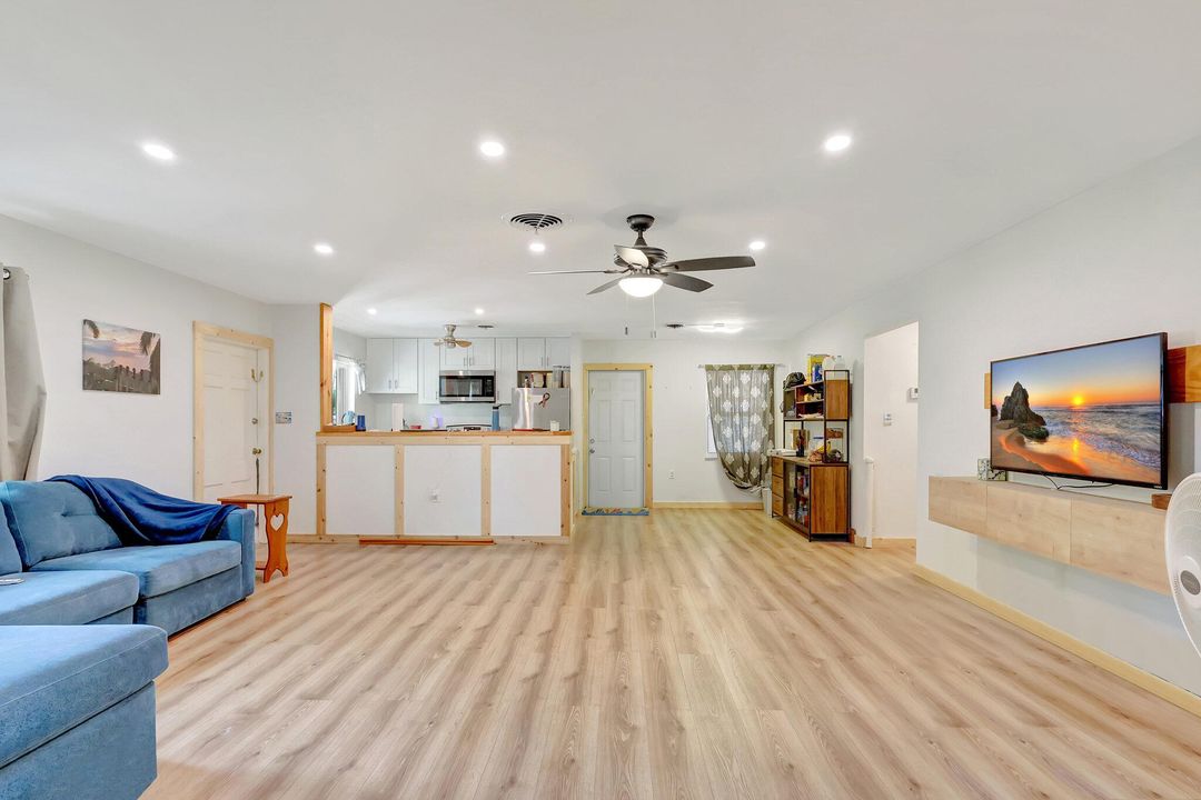 For Sale: $289,000 (2 beds, 2 baths, 1144 Square Feet)