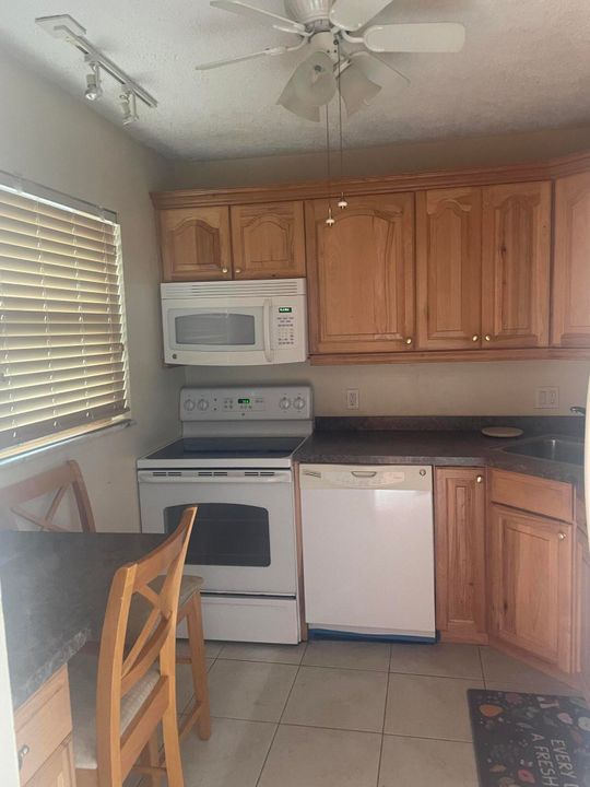 For Sale: $140,000 (2 beds, 2 baths, 1048 Square Feet)