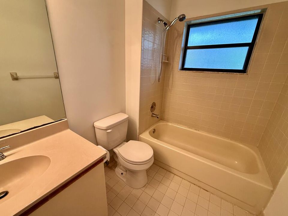 For Rent: $2,000 (2 beds, 2 baths, 967 Square Feet)