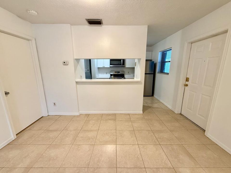 For Rent: $2,000 (2 beds, 2 baths, 967 Square Feet)