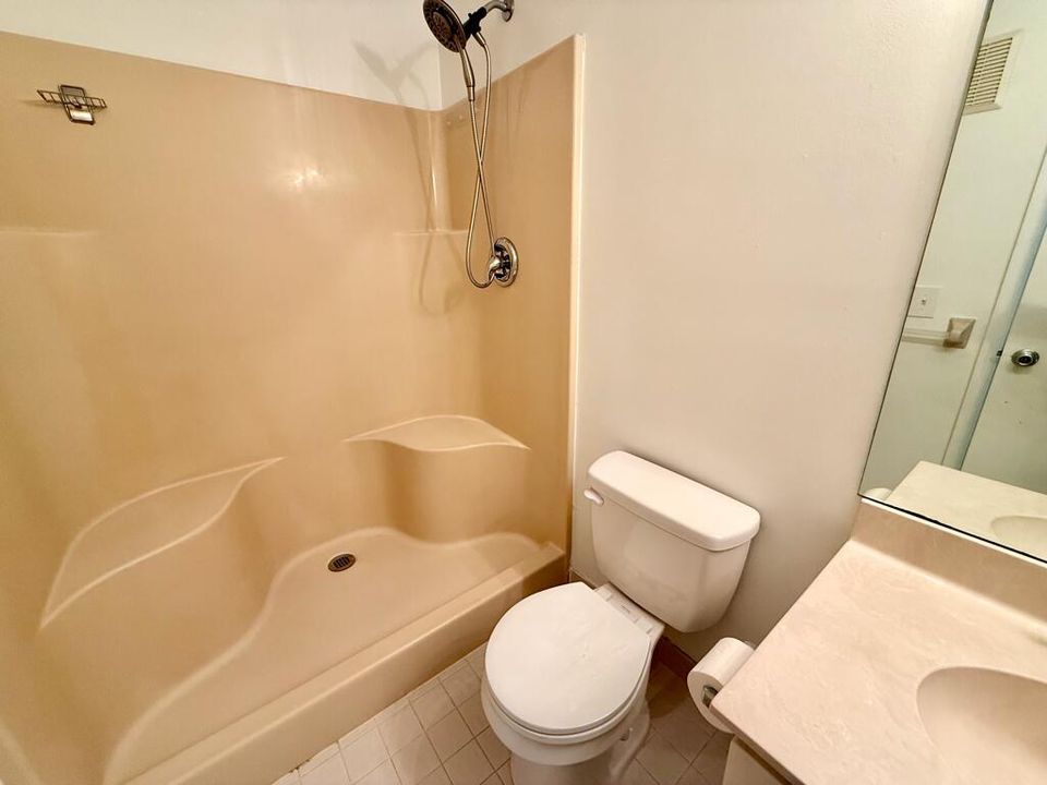 For Rent: $2,000 (2 beds, 2 baths, 967 Square Feet)