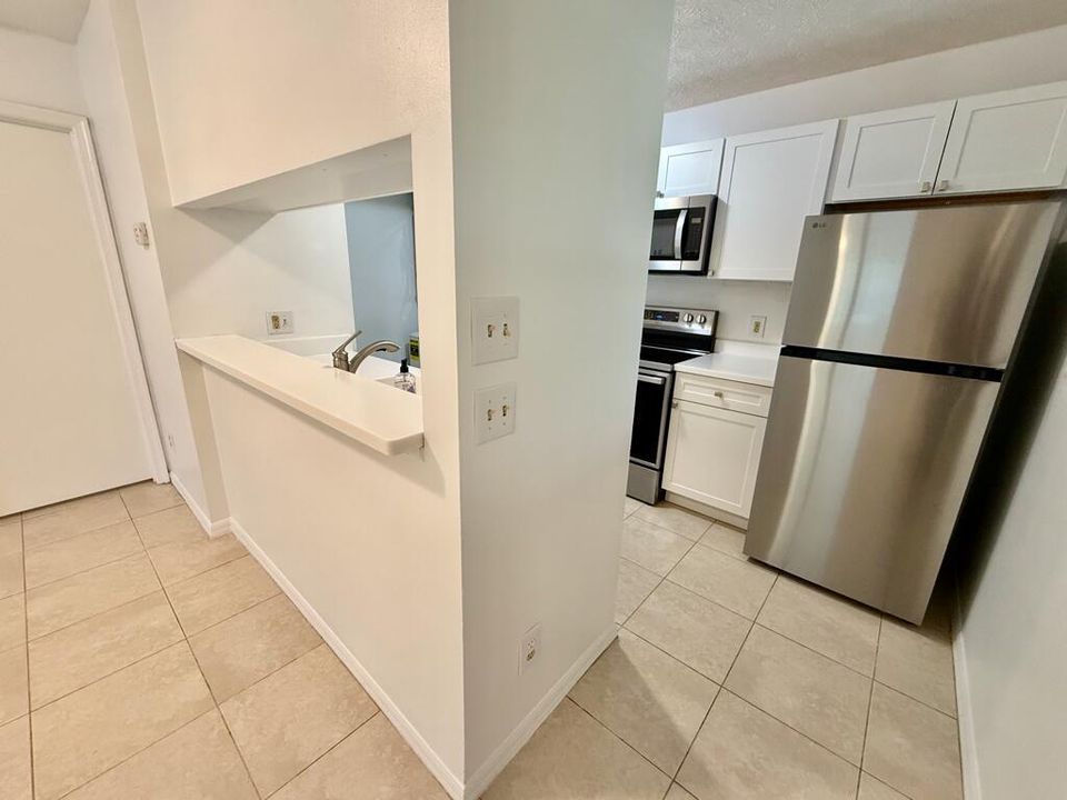 For Rent: $2,000 (2 beds, 2 baths, 967 Square Feet)