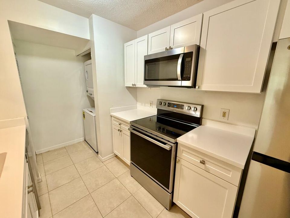 For Rent: $2,000 (2 beds, 2 baths, 967 Square Feet)