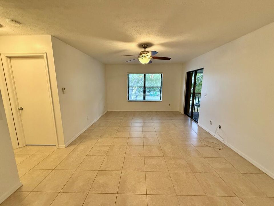 For Rent: $2,000 (2 beds, 2 baths, 967 Square Feet)