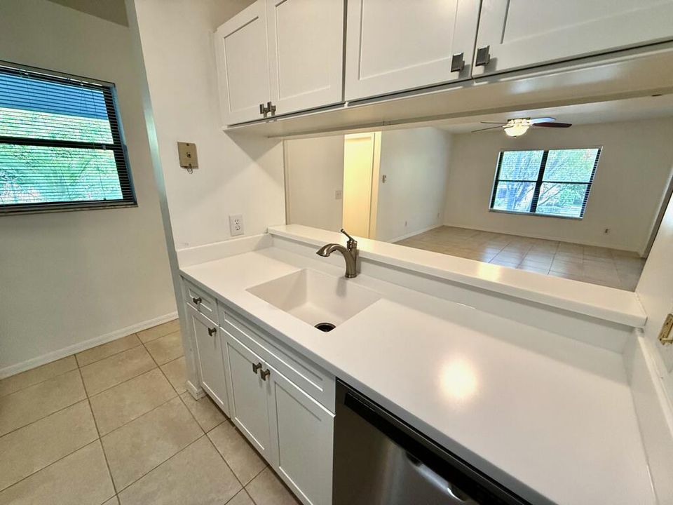 For Rent: $2,000 (2 beds, 2 baths, 967 Square Feet)