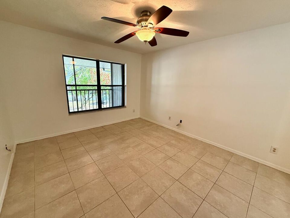 For Rent: $2,000 (2 beds, 2 baths, 967 Square Feet)