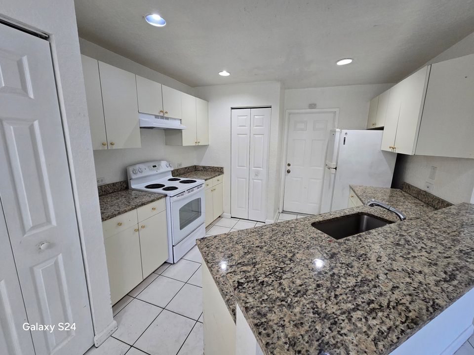 For Rent: $2,800 (3 beds, 2 baths, 2000 Square Feet)