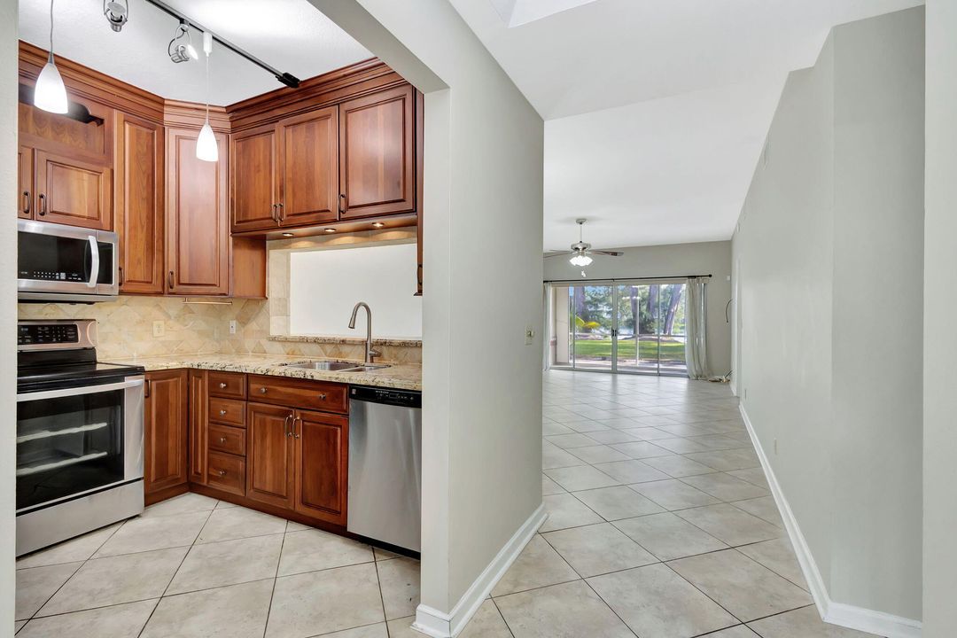 For Sale: $379,900 (2 beds, 2 baths, 1250 Square Feet)