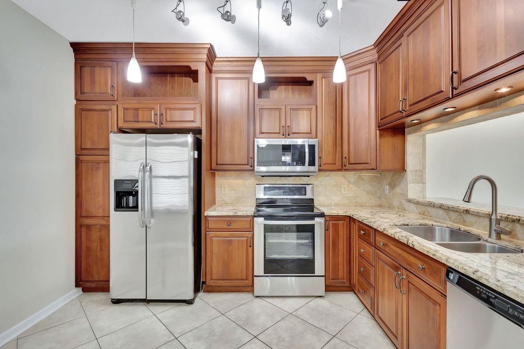 For Sale: $379,900 (2 beds, 2 baths, 1250 Square Feet)