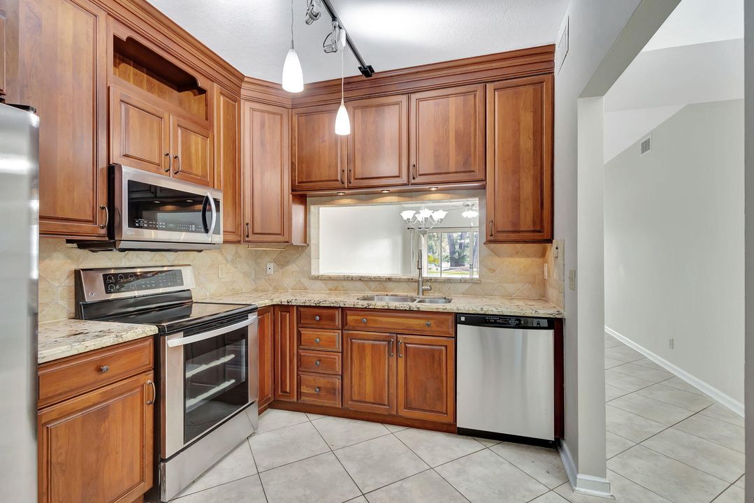 For Sale: $379,900 (2 beds, 2 baths, 1250 Square Feet)