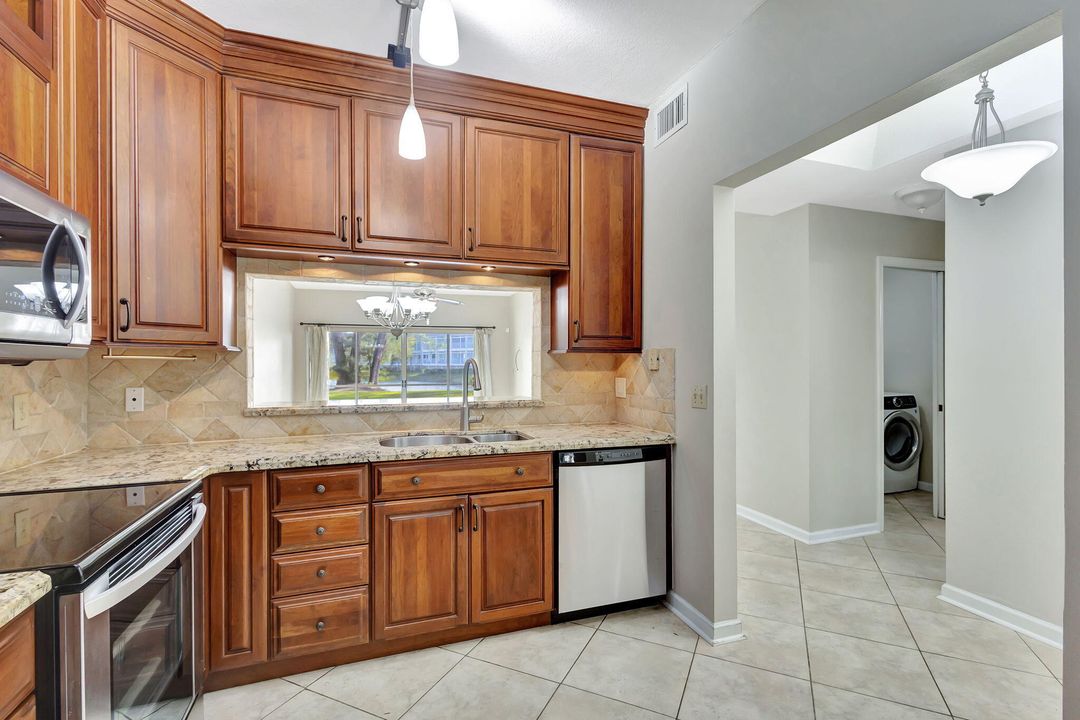 For Sale: $379,900 (2 beds, 2 baths, 1250 Square Feet)