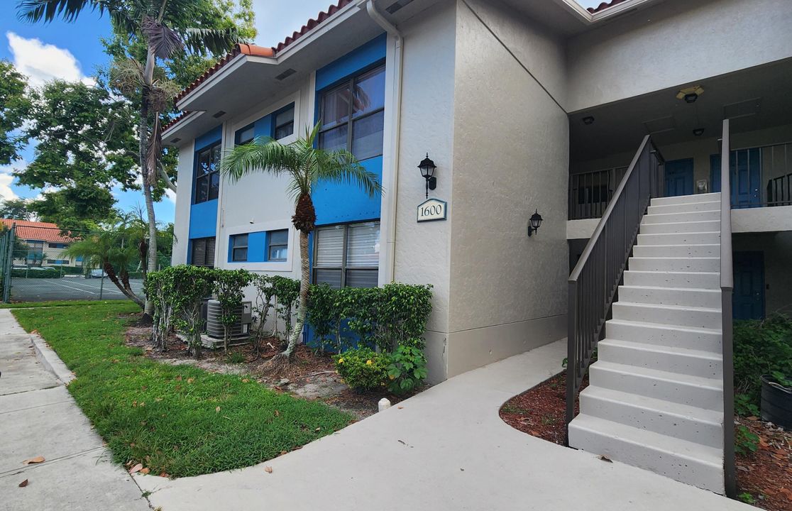 For Sale: $225,000 (2 beds, 2 baths, 916 Square Feet)