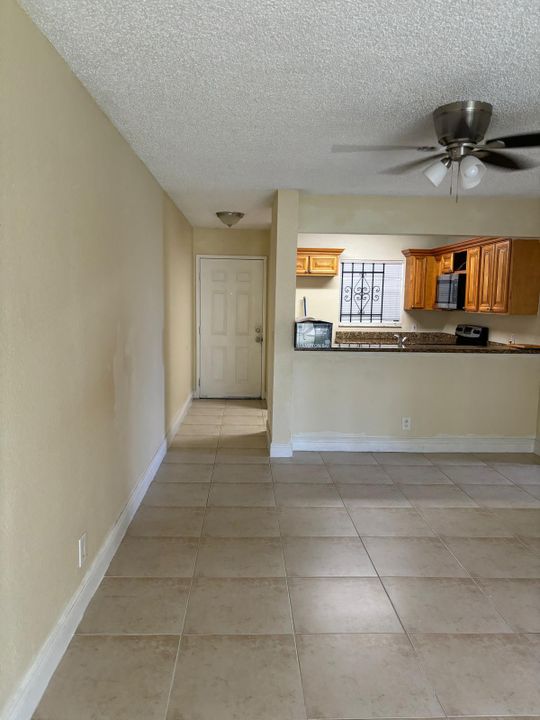 For Sale: $225,000 (2 beds, 2 baths, 916 Square Feet)