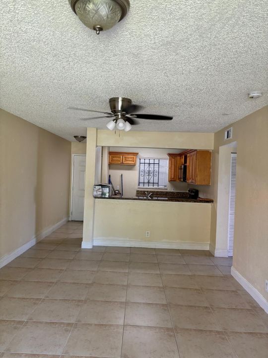 For Sale: $225,000 (2 beds, 2 baths, 916 Square Feet)