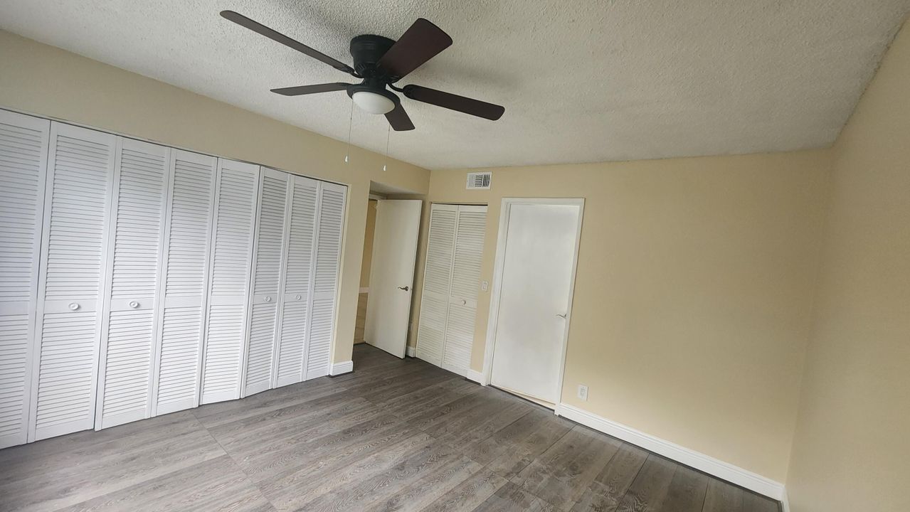 For Sale: $225,000 (2 beds, 2 baths, 916 Square Feet)