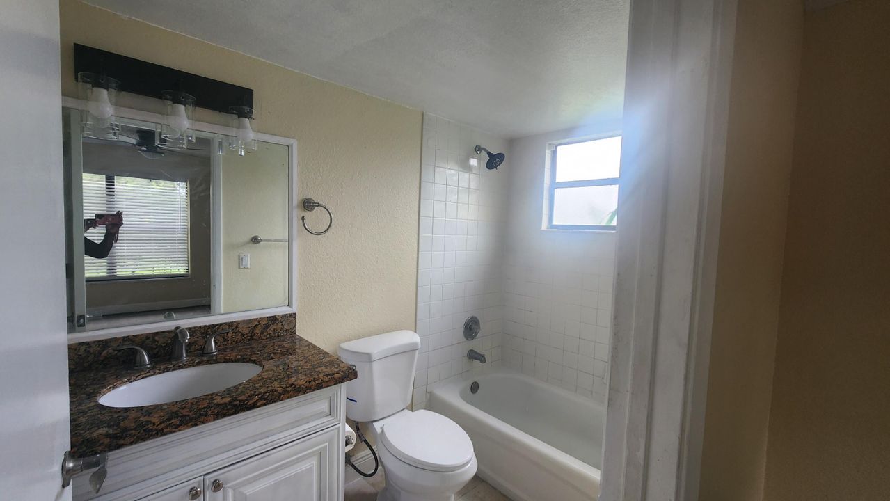 For Sale: $225,000 (2 beds, 2 baths, 916 Square Feet)