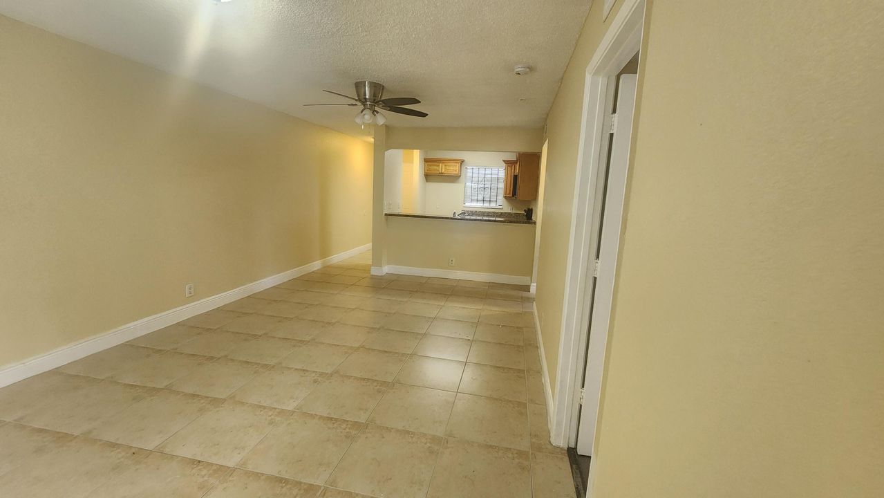 For Sale: $225,000 (2 beds, 2 baths, 916 Square Feet)