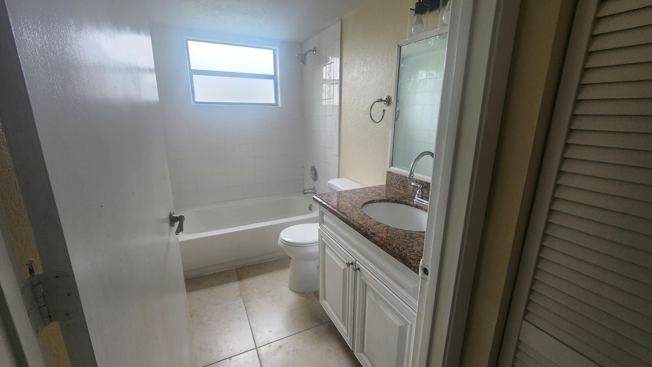 For Sale: $225,000 (2 beds, 2 baths, 916 Square Feet)