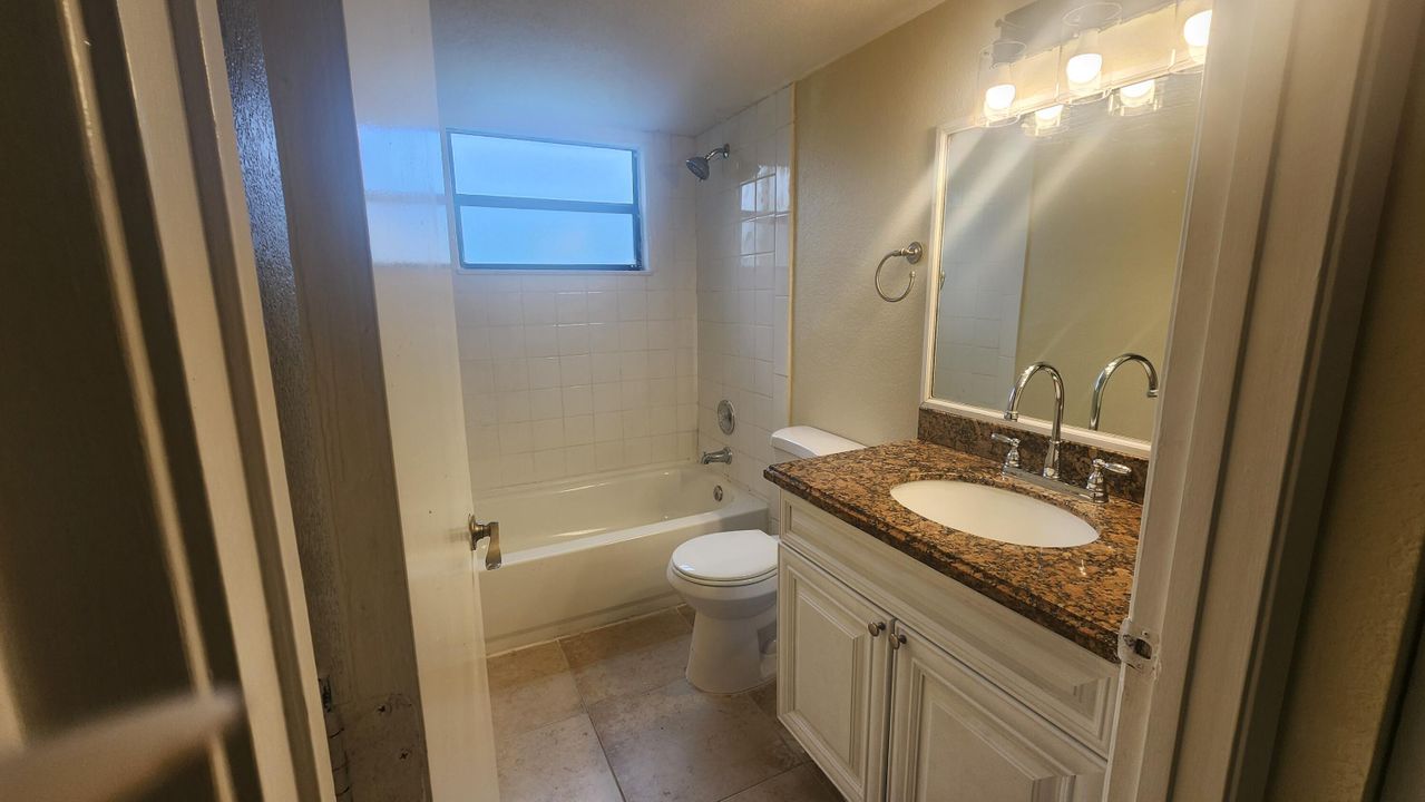 For Sale: $225,000 (2 beds, 2 baths, 916 Square Feet)