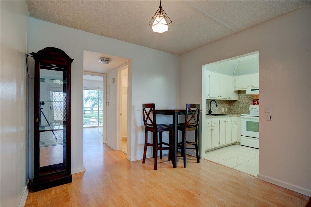 For Sale: $86,000 (1 beds, 1 baths, 715 Square Feet)