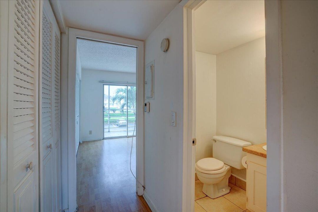 For Sale: $86,000 (1 beds, 1 baths, 715 Square Feet)