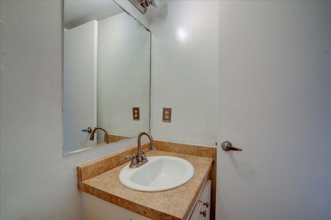 For Sale: $86,000 (1 beds, 1 baths, 715 Square Feet)