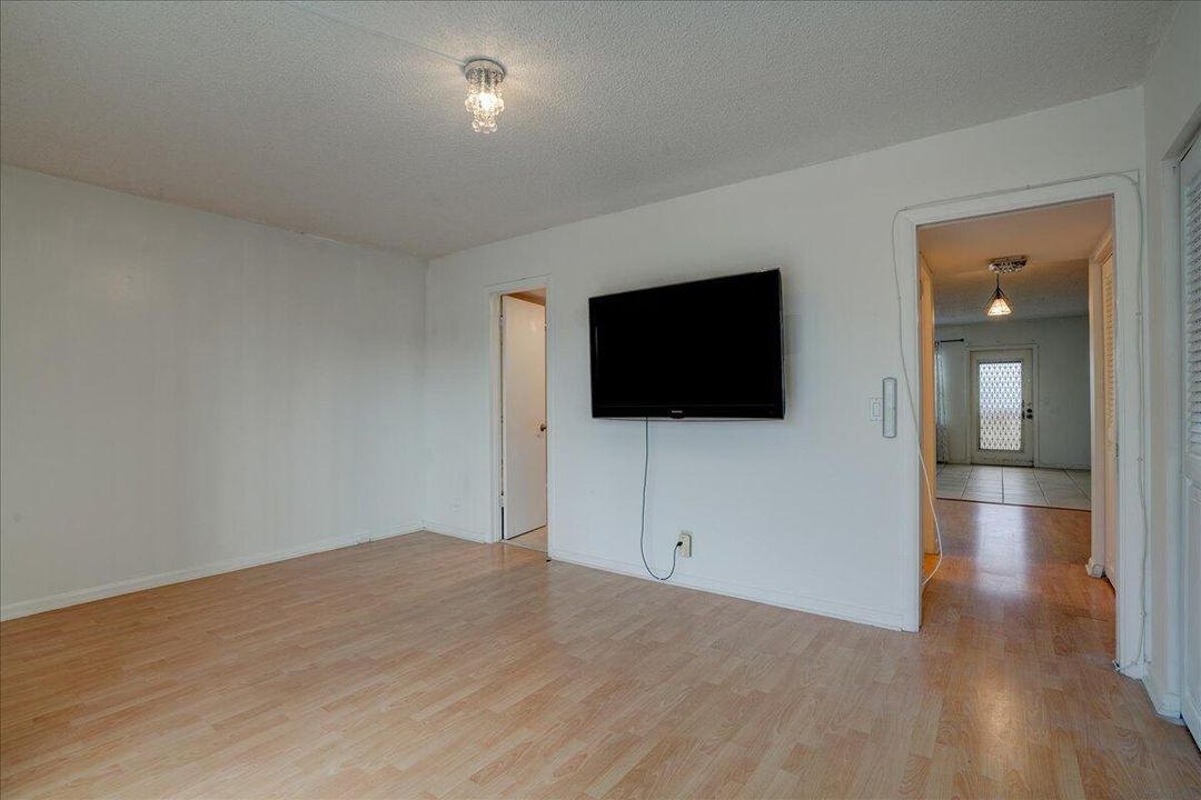 For Sale: $86,000 (1 beds, 1 baths, 715 Square Feet)