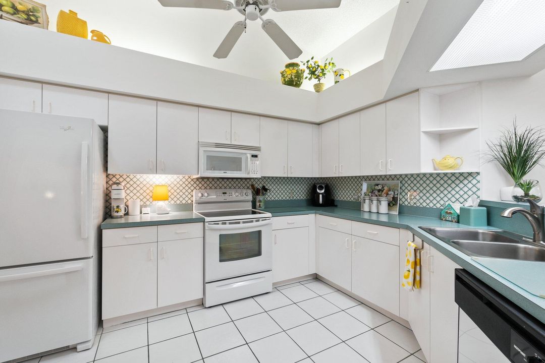 For Sale: $315,000 (2 beds, 2 baths, 1327 Square Feet)