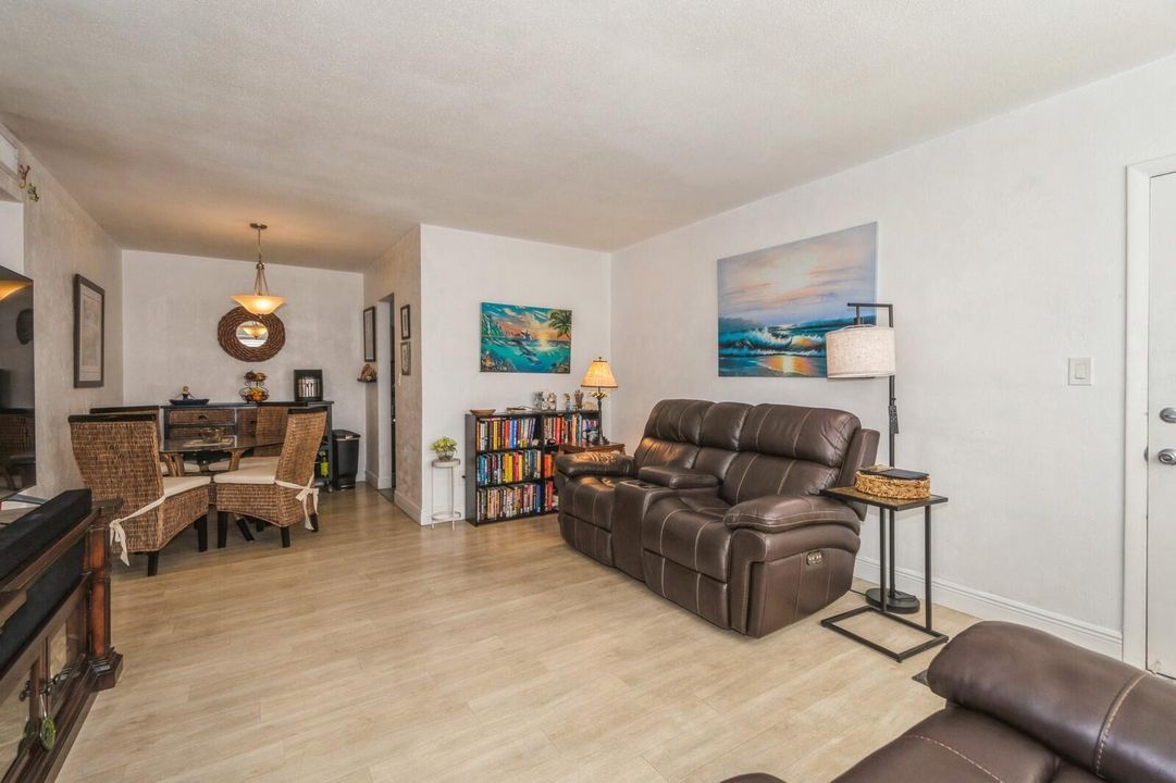 For Sale: $144,000 (2 beds, 1 baths, 826 Square Feet)