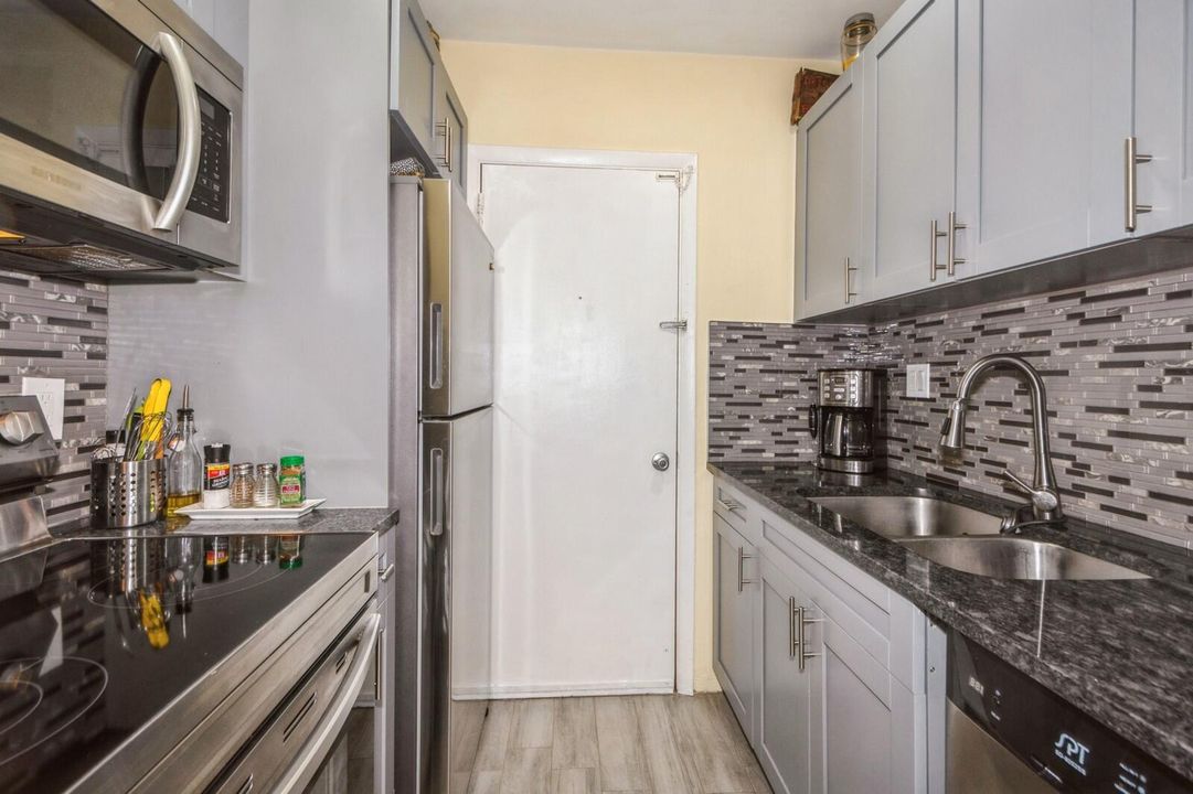 For Sale: $144,000 (2 beds, 1 baths, 826 Square Feet)