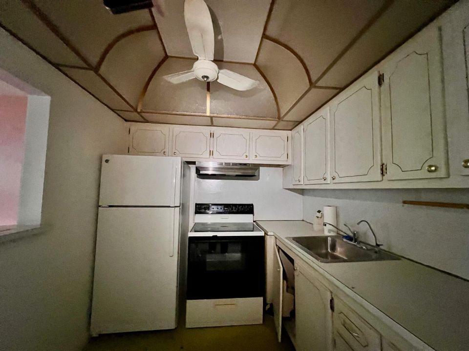 For Sale: $72,000 (1 beds, 1 baths, 570 Square Feet)