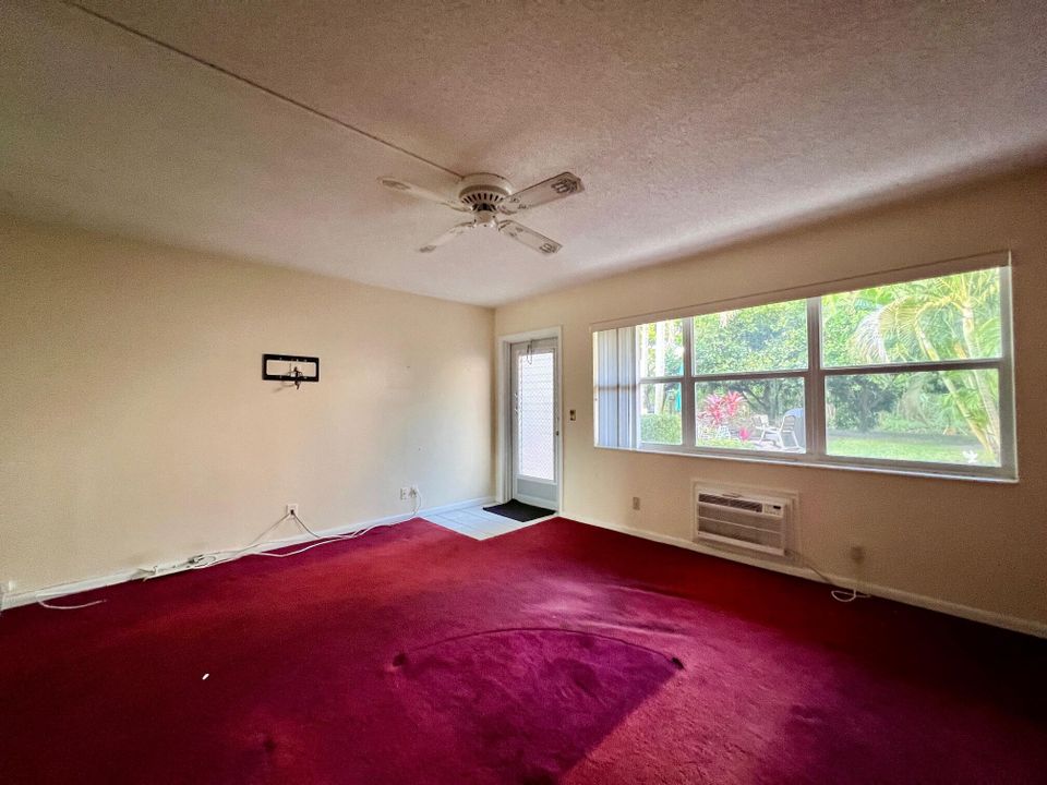 For Sale: $72,000 (1 beds, 1 baths, 570 Square Feet)