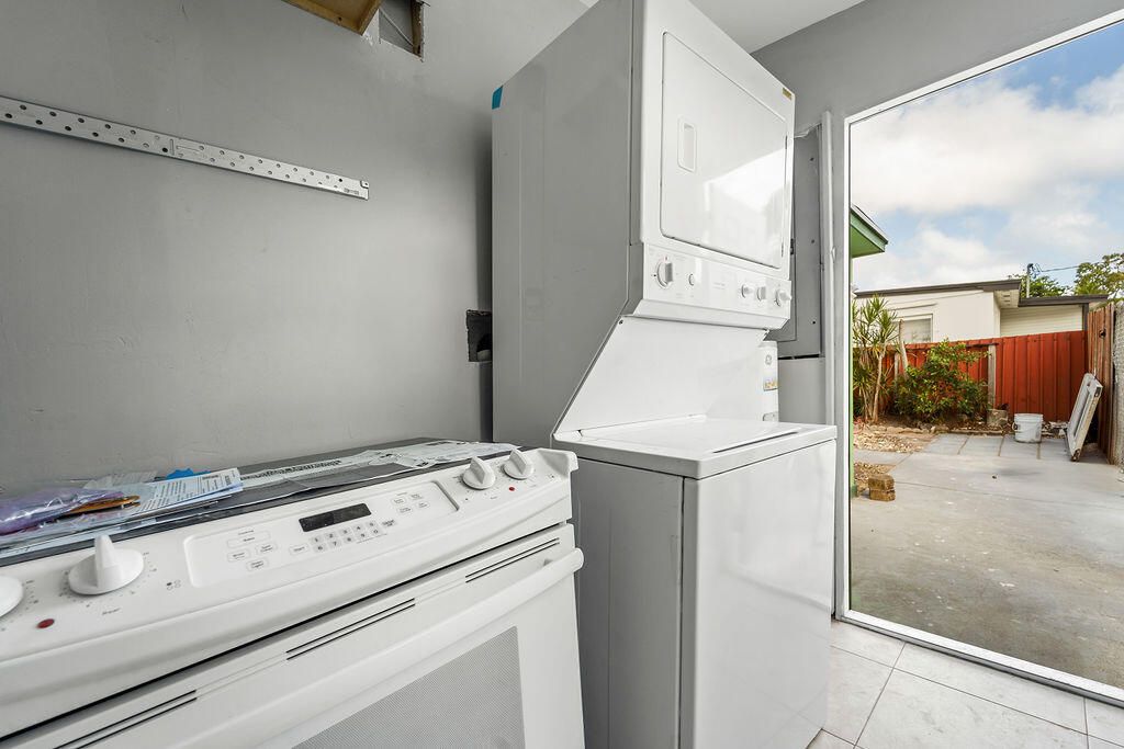 For Sale: $359,000 (3 beds, 2 baths, 1060 Square Feet)